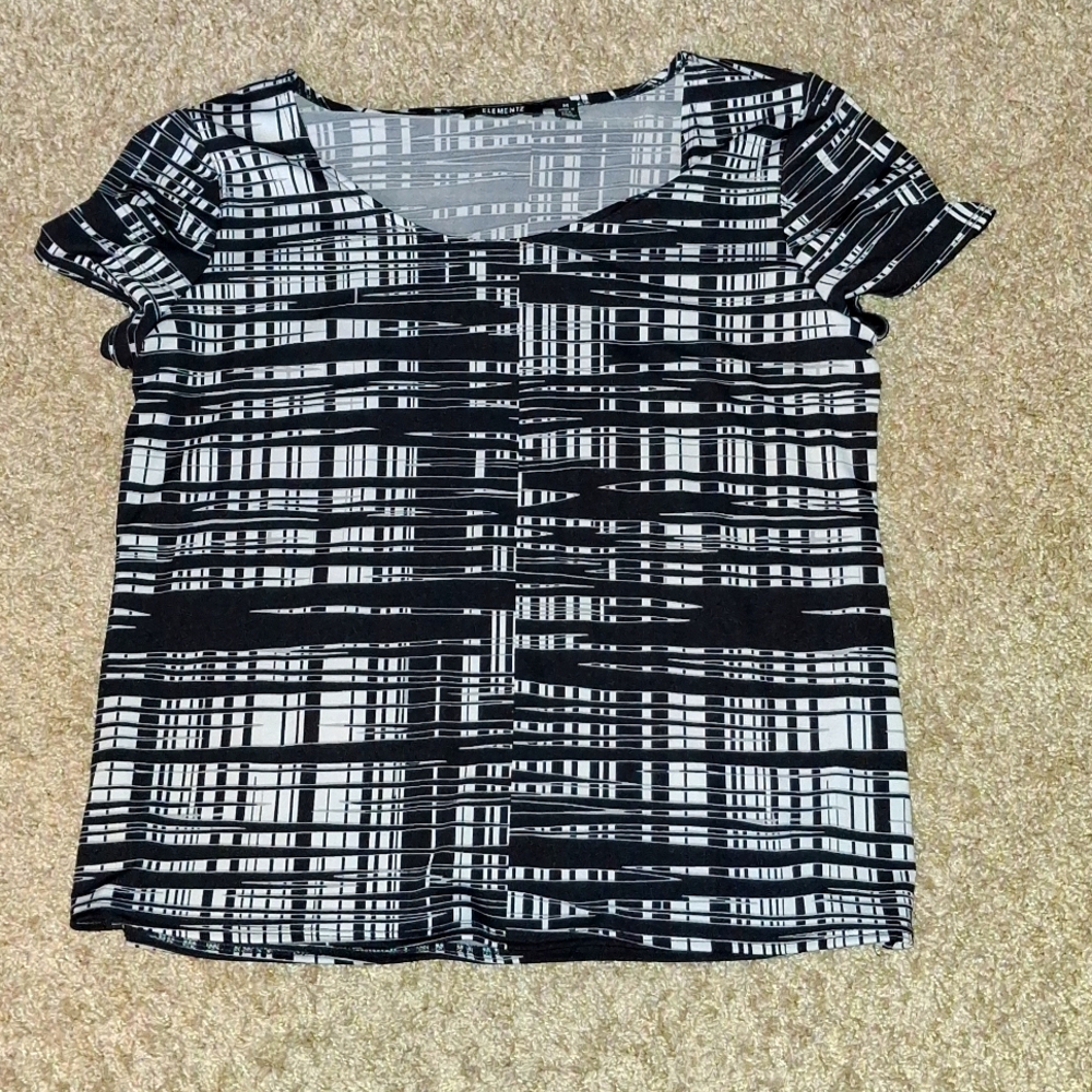 Black and white top by ELEMENTZ